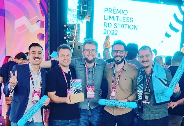 Diretoria da Orgânica recebendo o prêmio de Melhor em RD Station de 2022